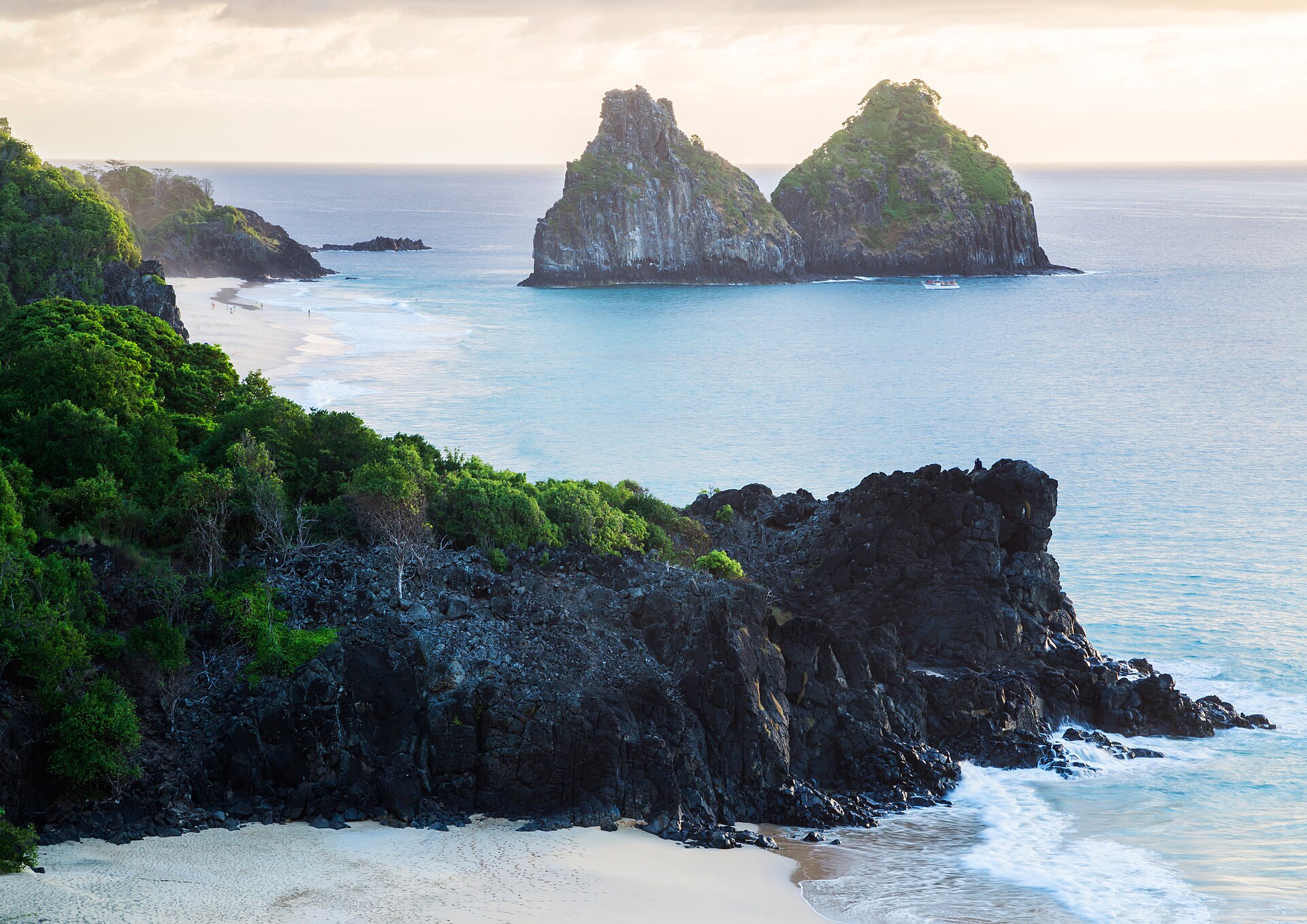 Pôr do sol na Praia do Boldró, em Fernando de Noronha
