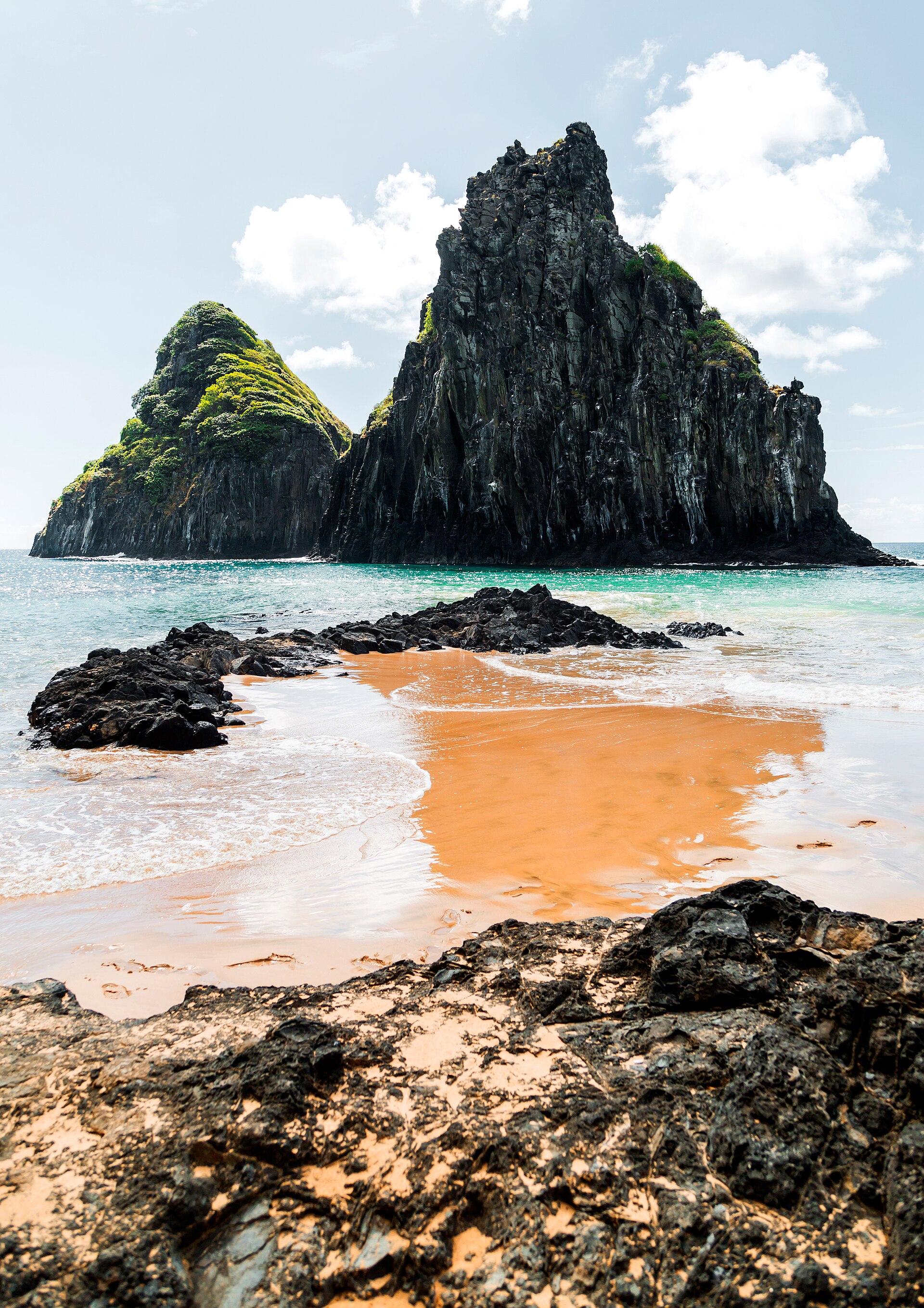 Praia da Cacimba do Padre em Fernando de Noronha, com o Morro Dois Irmãos ao fundo