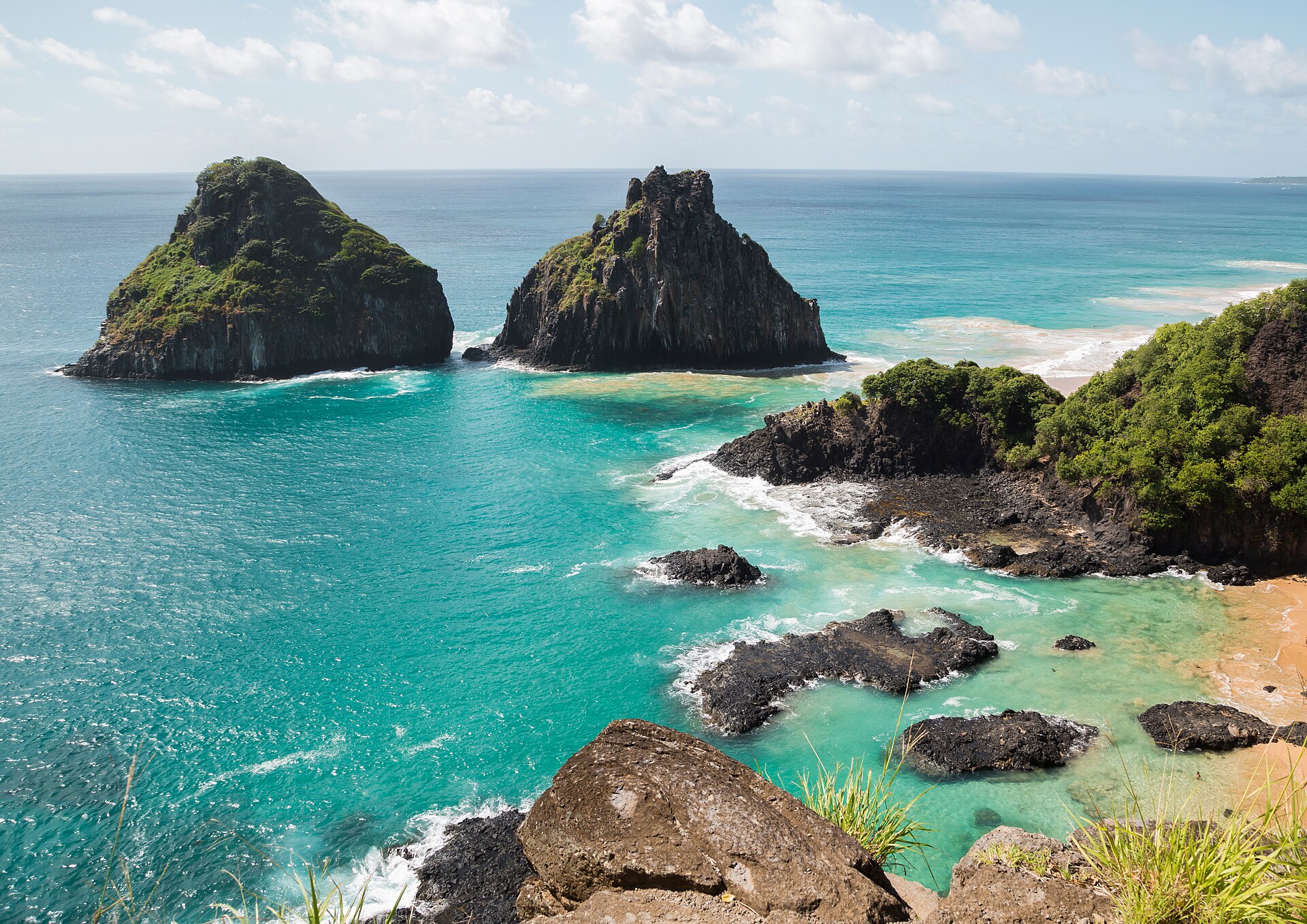 Morro Dois Irmãos e a Baía dos Porcos em Fernando de Noronha