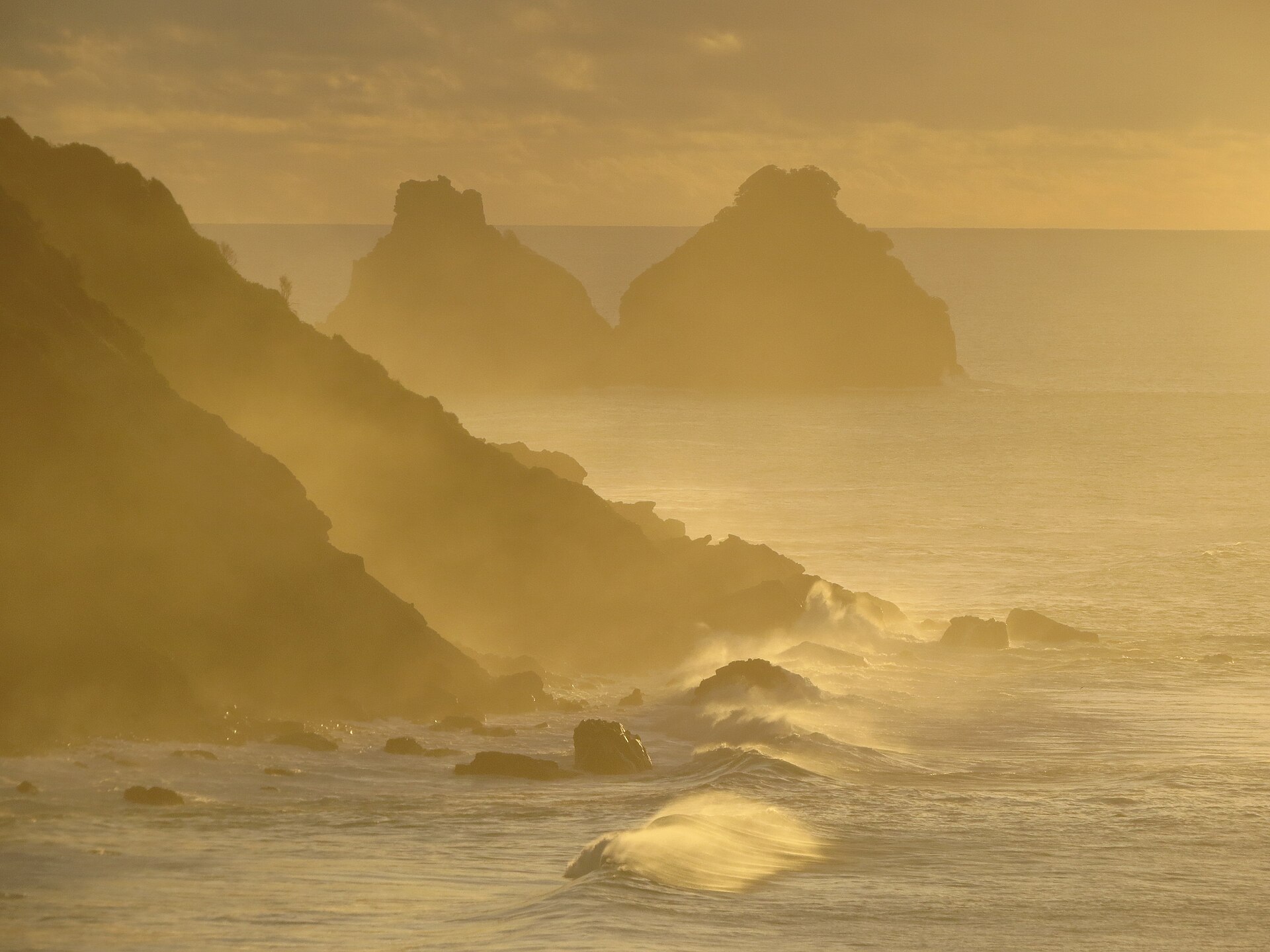 Fim de tarde em Fernando de Noronha, com o mar e a silhueta dos morros