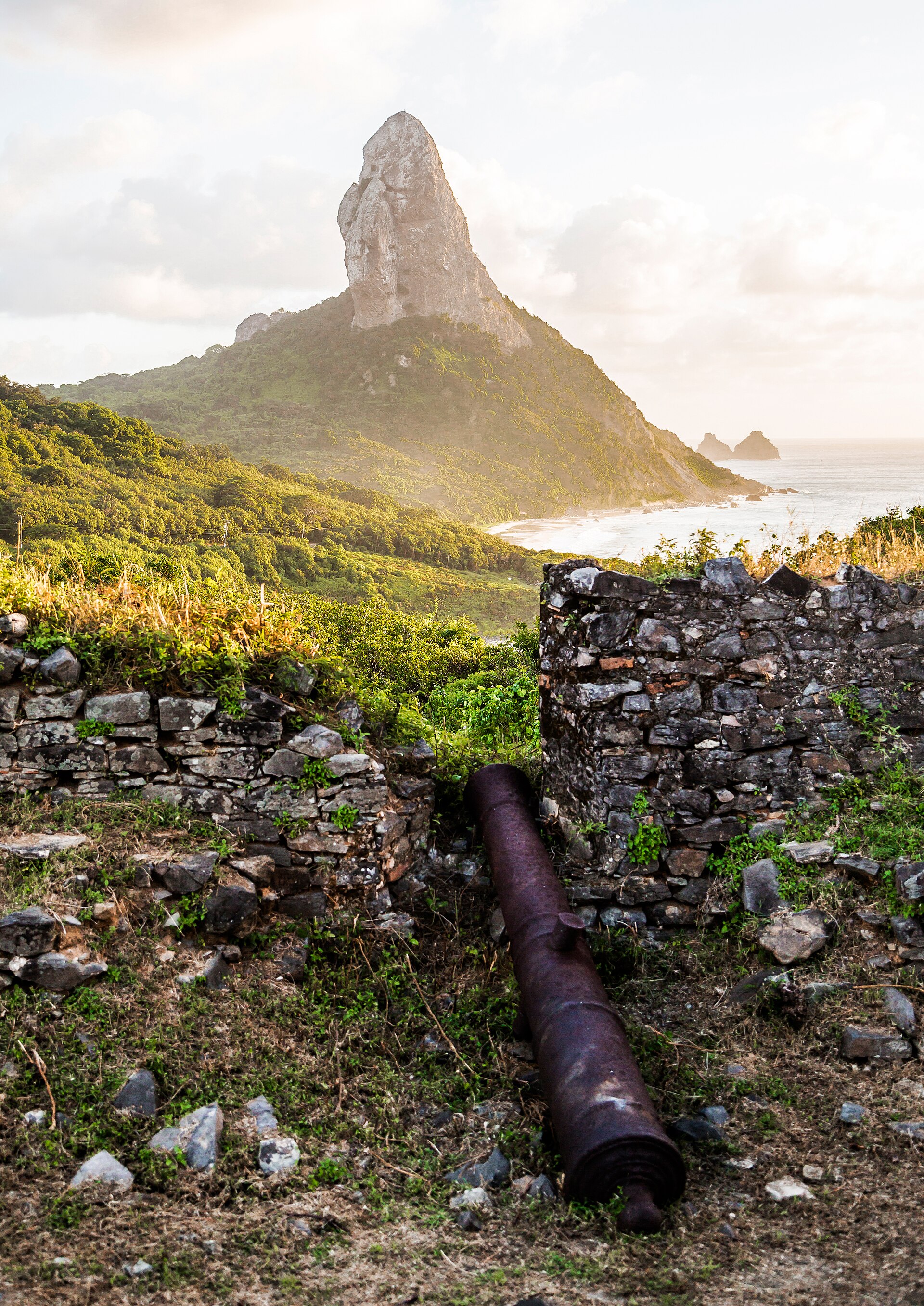 Ruínas do Forte dos Remédios em Fernando de Noronha, no fim da tarde