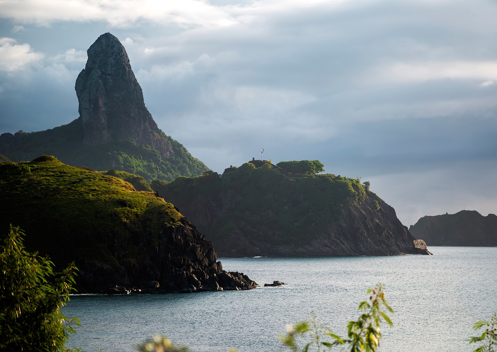 Morro do Pico visto da vila, em Fernando de Noronha