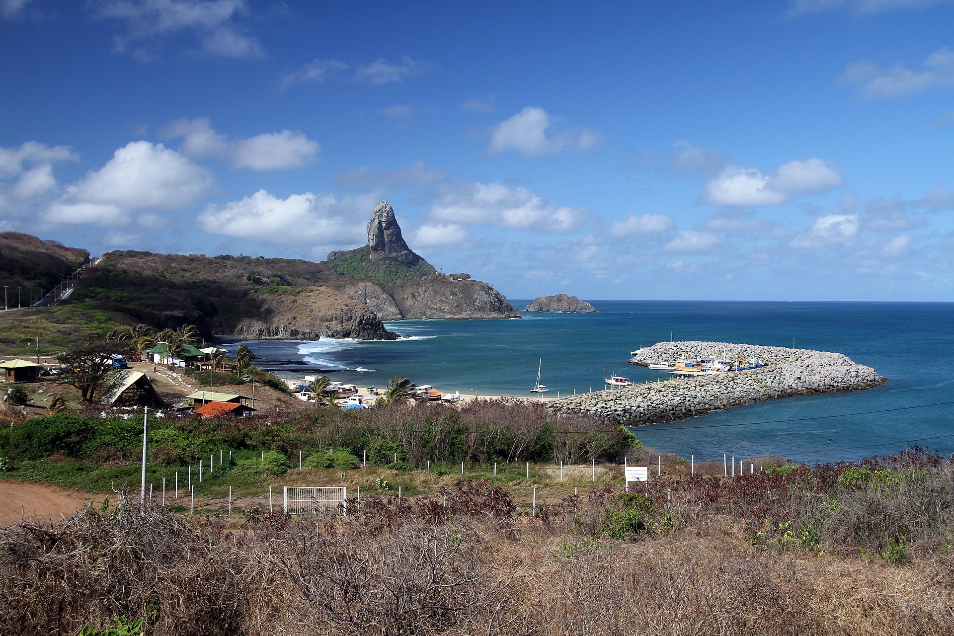 Porto de Santo Antônio, principal estrutura de carga de Fernando de Noronha